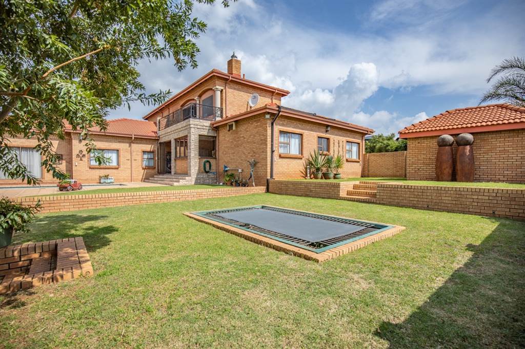 5 Bed House in Mooikloof Equestrian Estate photo number 8