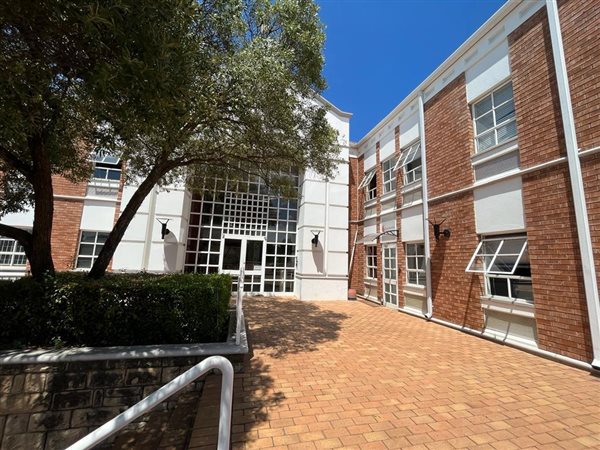 396  m² Commercial space in Fourways