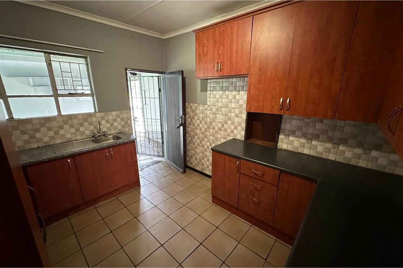 4 Bed House in Barry Hertzog Park photo number 11