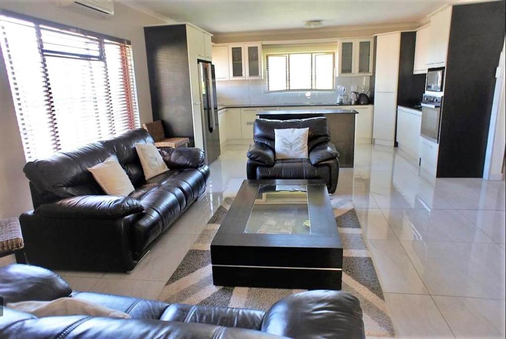 4 Bed Townhouse in Ballito photo number 7