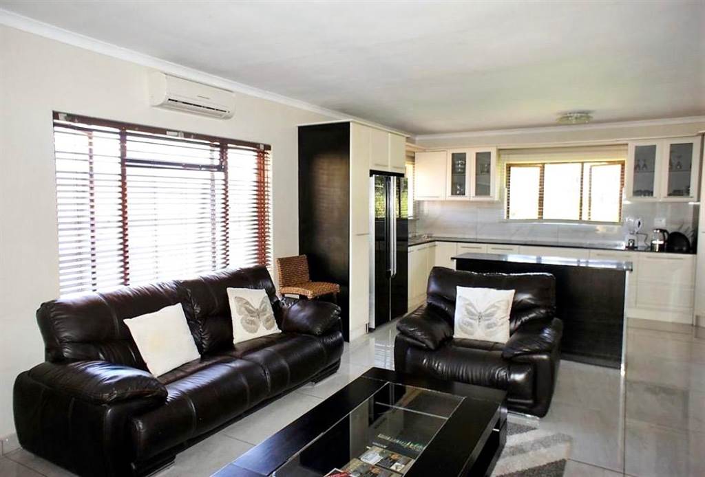 4 Bed Townhouse in Ballito photo number 6