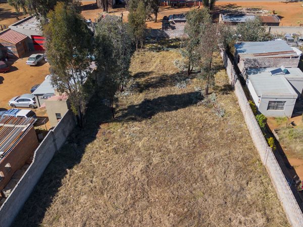 1 233 m² Land
