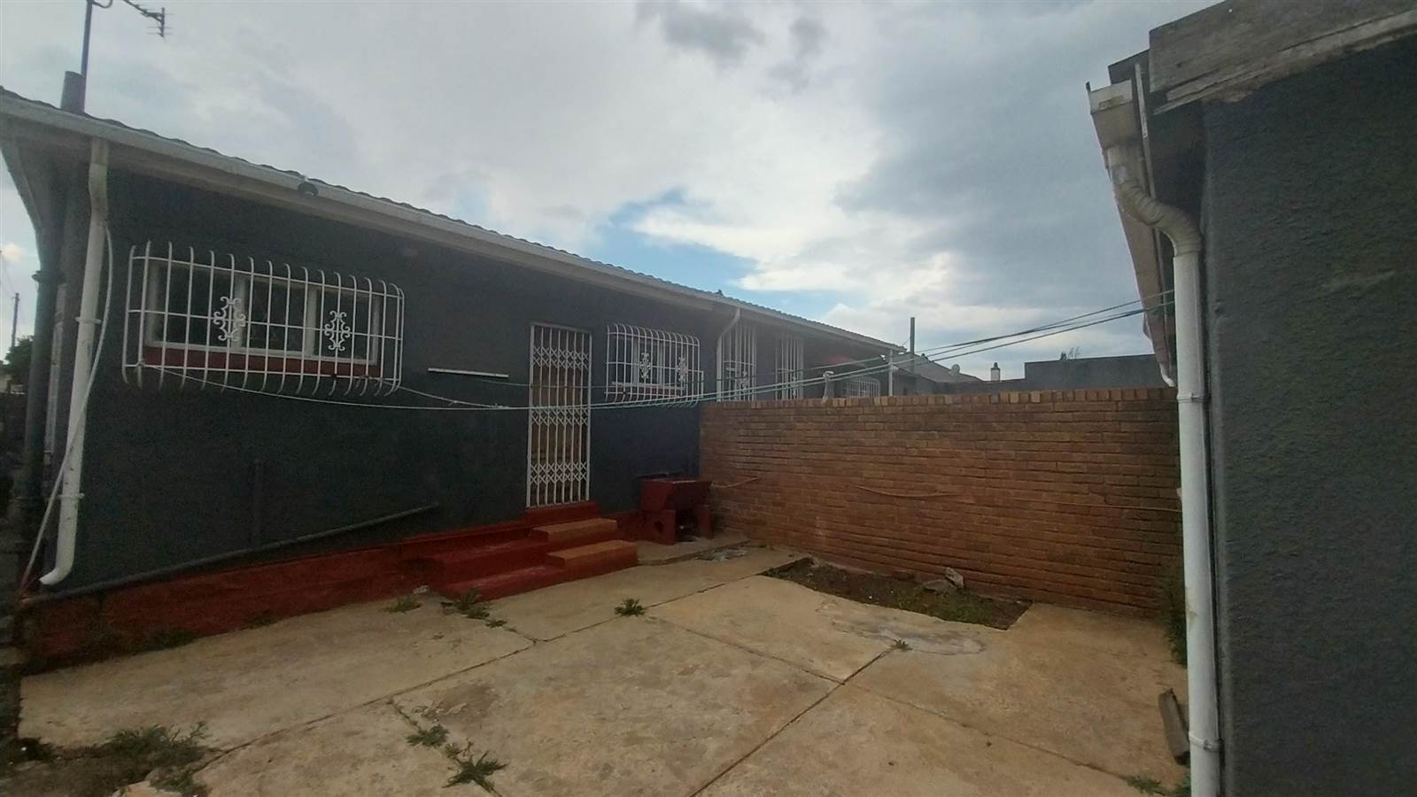 2 Bed House in Roodepoort North photo number 2
