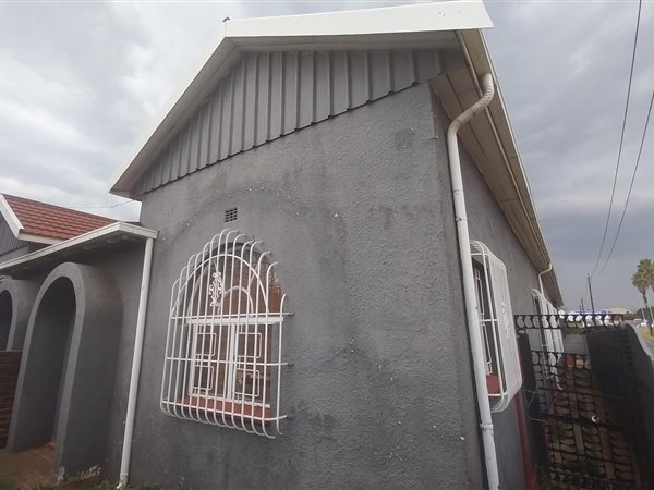 2 Bed House in Roodepoort North