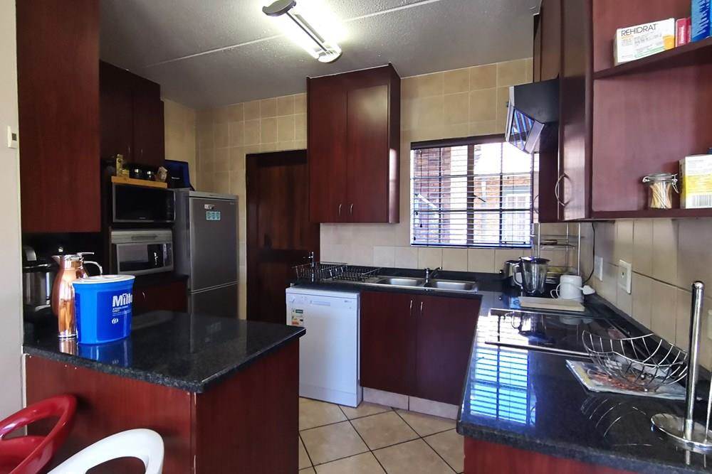 3 Bed Duplex in Greenstone Hill photo number 6