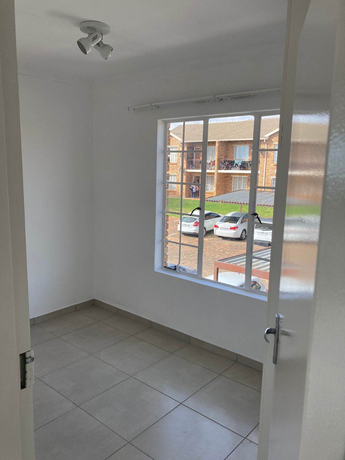 2 Bed Apartment in Chloorkop photo number 11