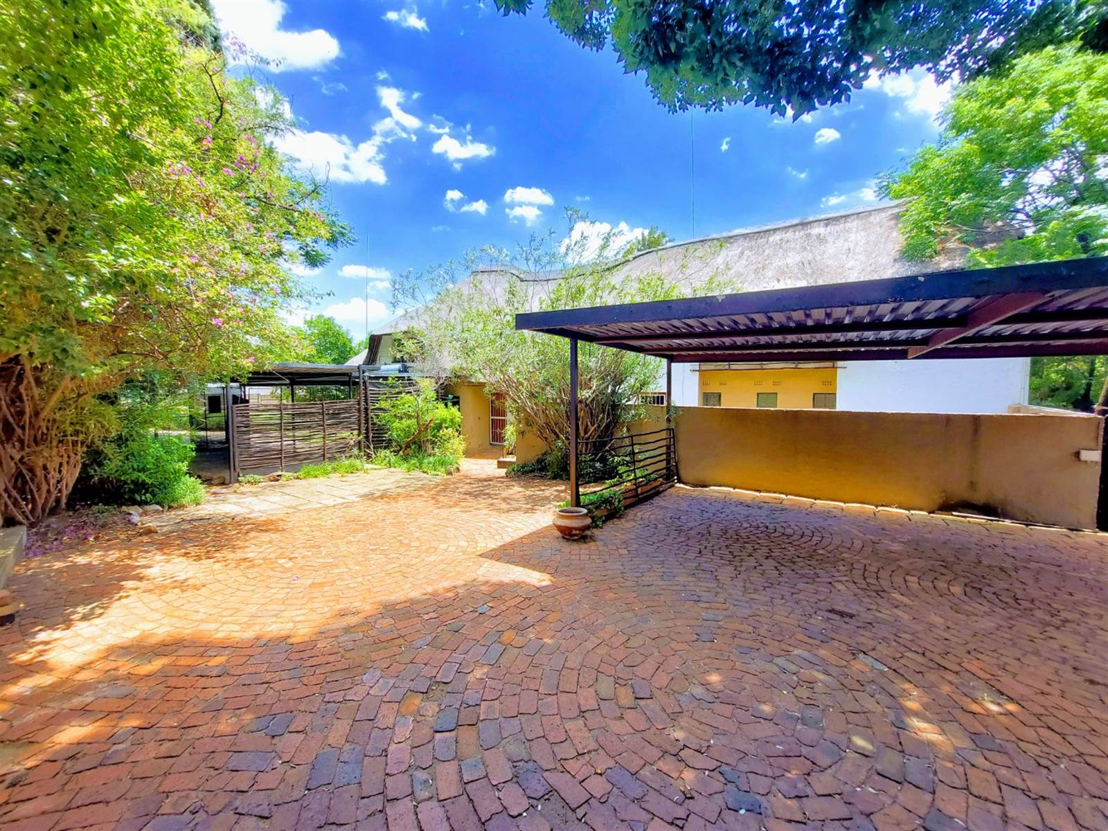 6 Bed House in Johannesburg North photo number 3
