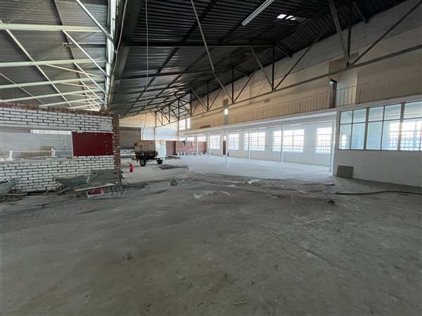 902  m² Commercial space