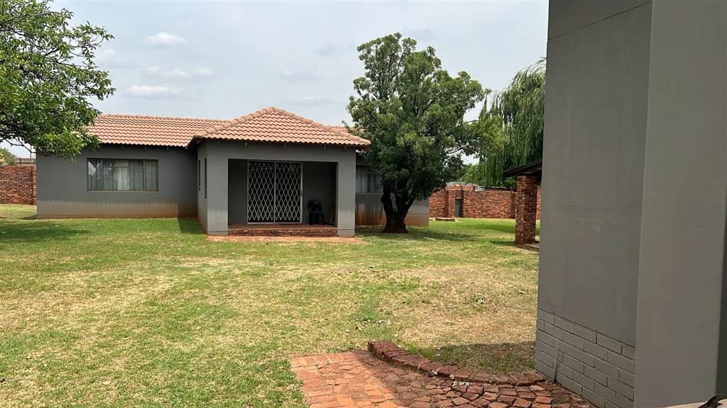 6 Bed House in Elandsfontein AH photo number 16