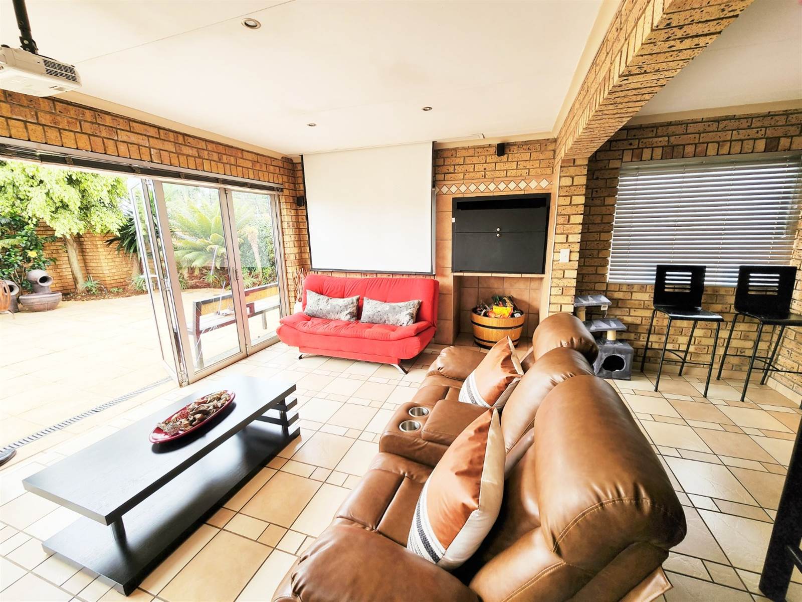 4 Bed House in Rooihuiskraal North photo number 2