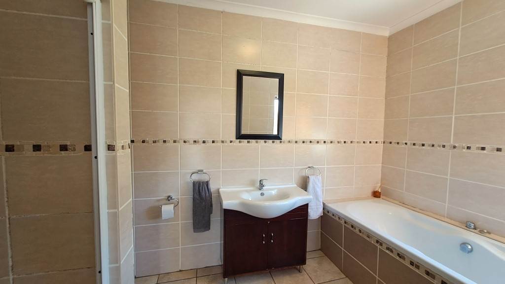 4 Bed House in Paarl photo number 15