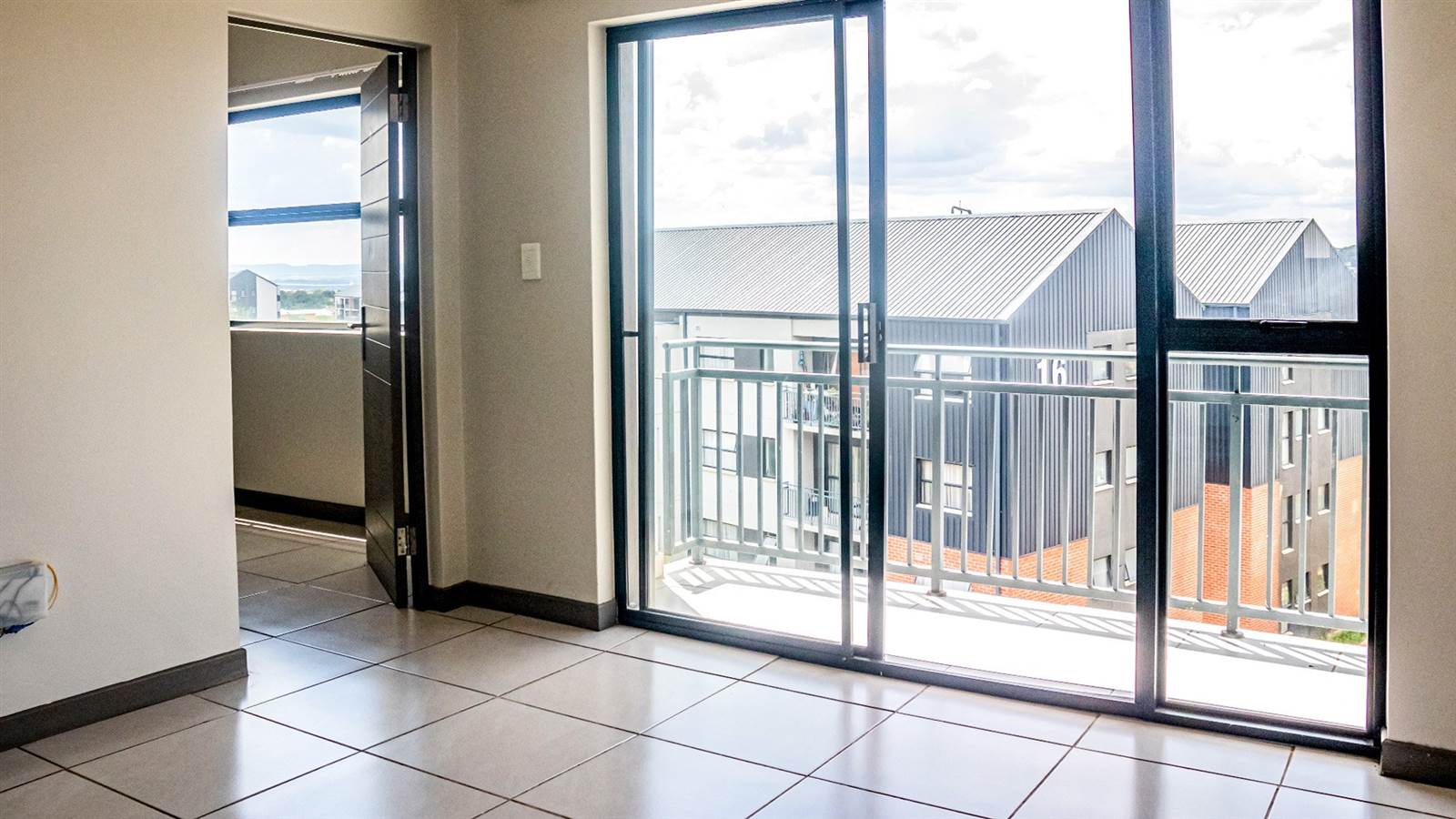 3 Bed Apartment in Kyalami photo number 6