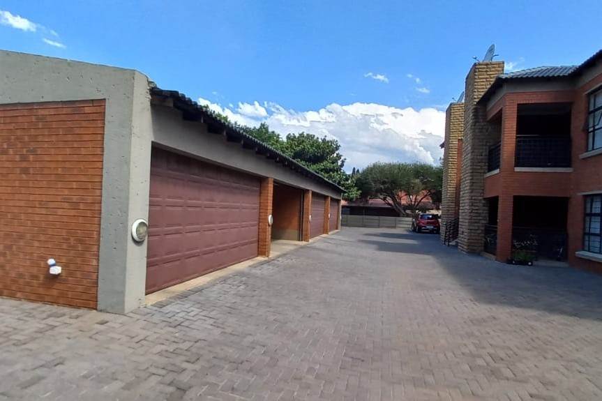 3 Bed Townhouse in Sunward Park photo number 13