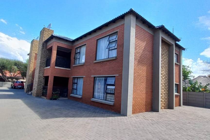 3 Bed Townhouse in Sunward Park photo number 2