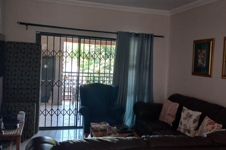 3 Bed Townhouse in Sunward Park photo number 3