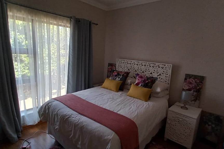3 Bed Townhouse in Sunward Park photo number 9