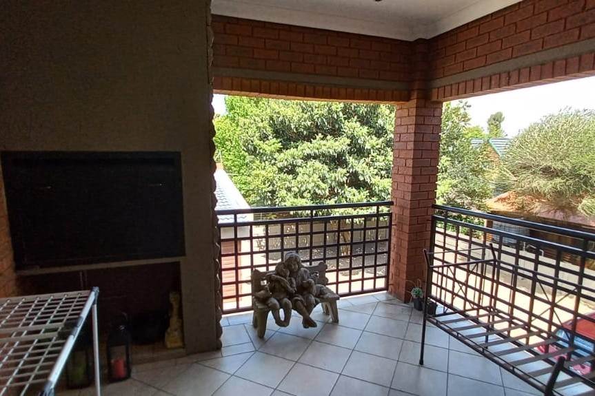 3 Bed Townhouse in Sunward Park photo number 4