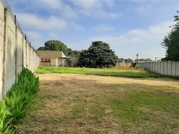 900 m² Land available in Delmas