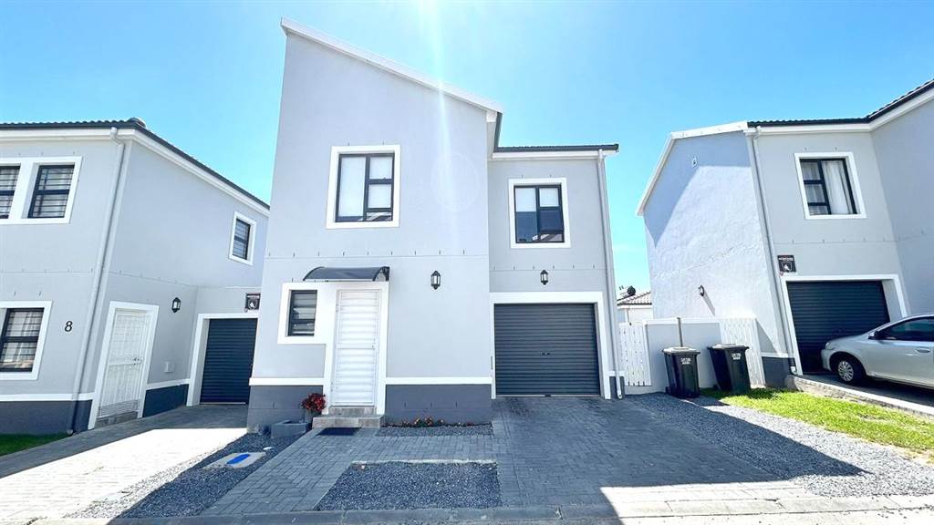 3 Bed Townhouse in Brackenfell Central photo number 1
