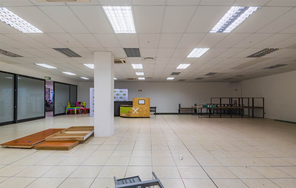 245  m² Retail Space in Wynberg photo number 7