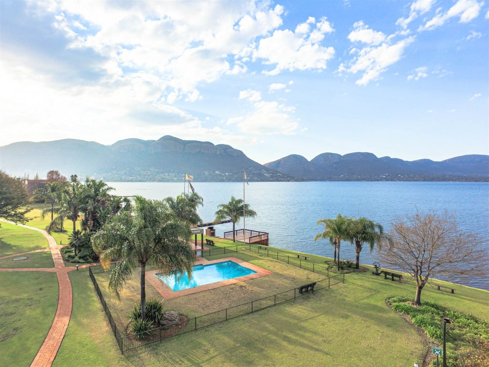 2 Bed Apartment in Hartbeespoort Dam photo number 19