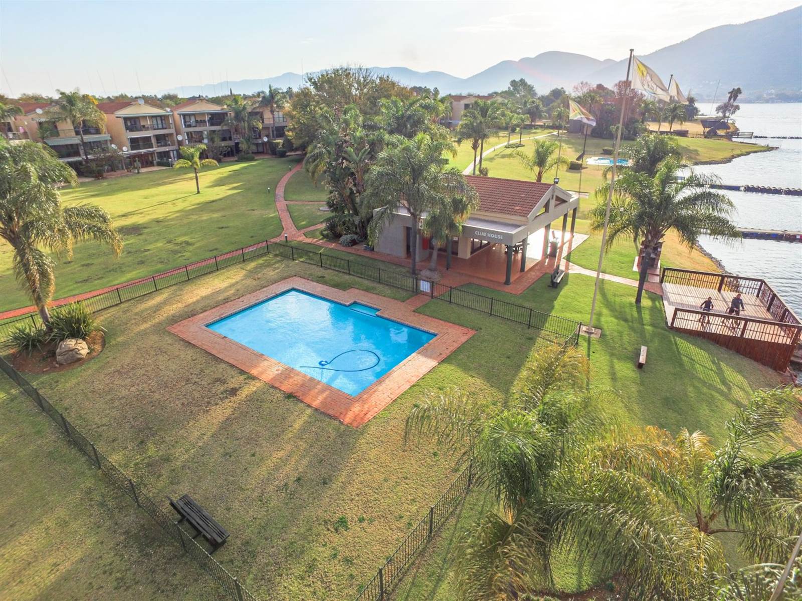 2 Bed Apartment in Hartbeespoort Dam photo number 20