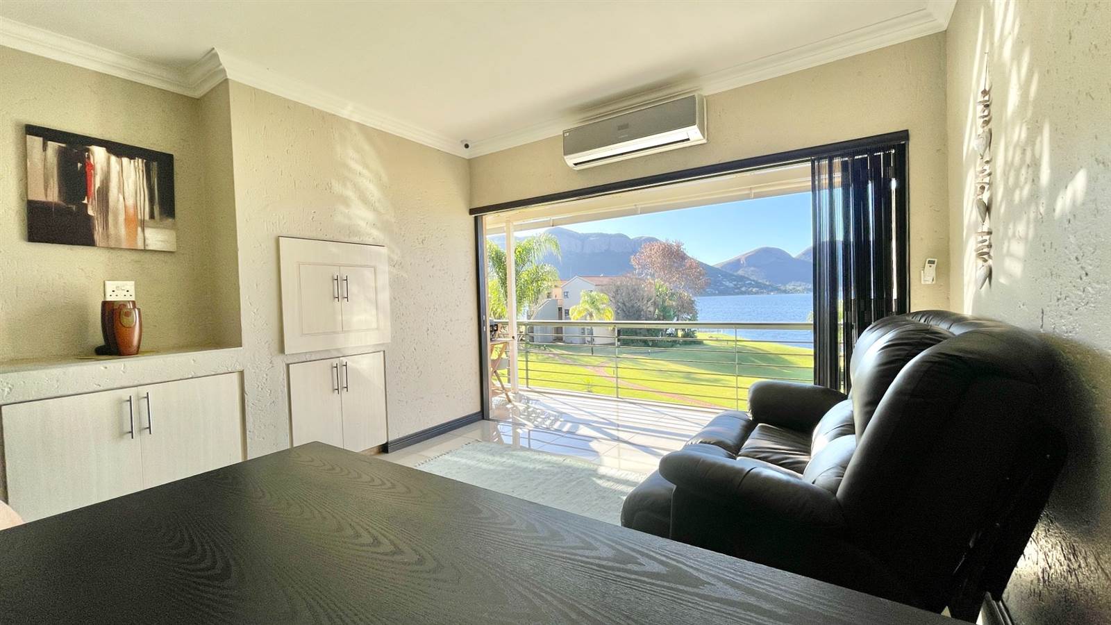 2 Bed Apartment in Hartbeespoort Dam photo number 16