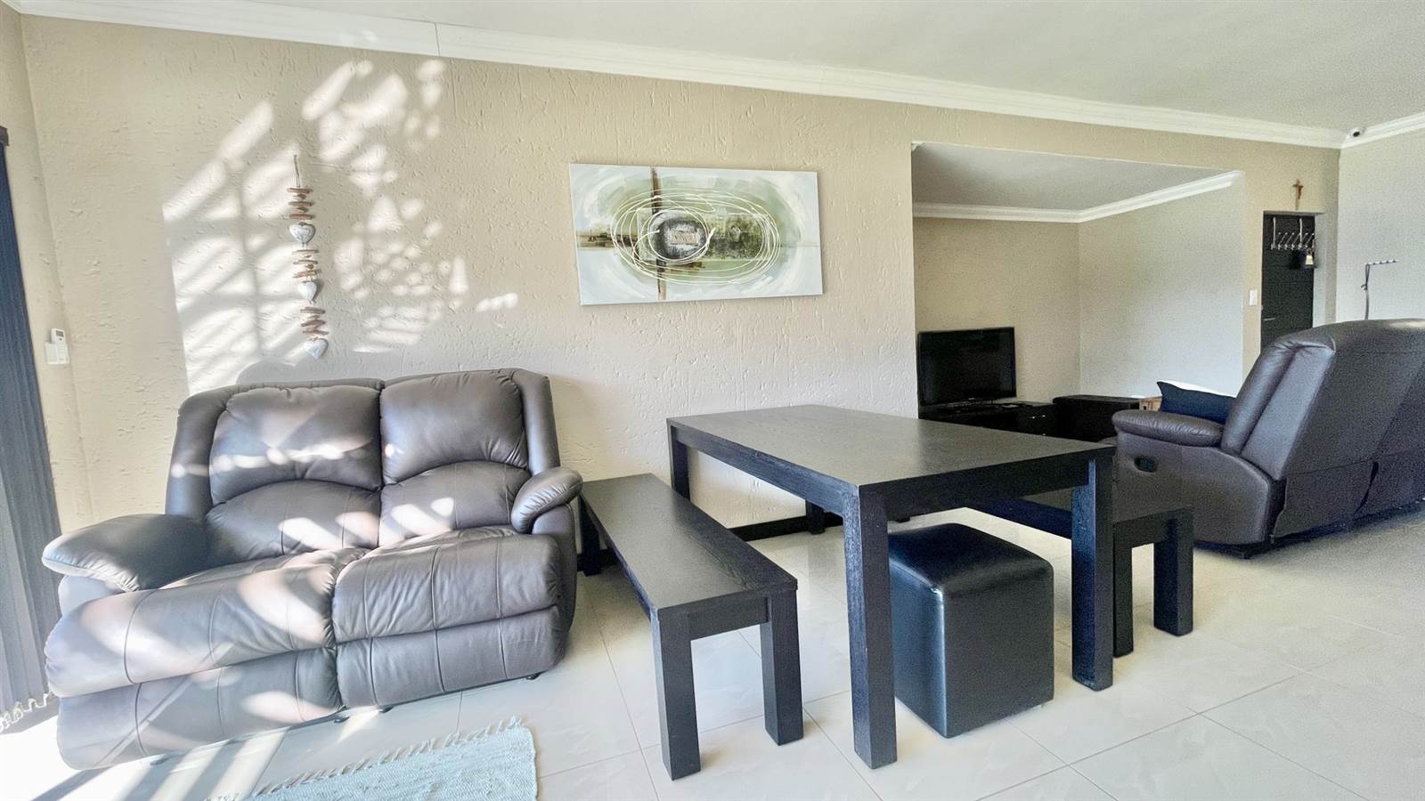 2 Bed Apartment in Hartbeespoort Dam photo number 15