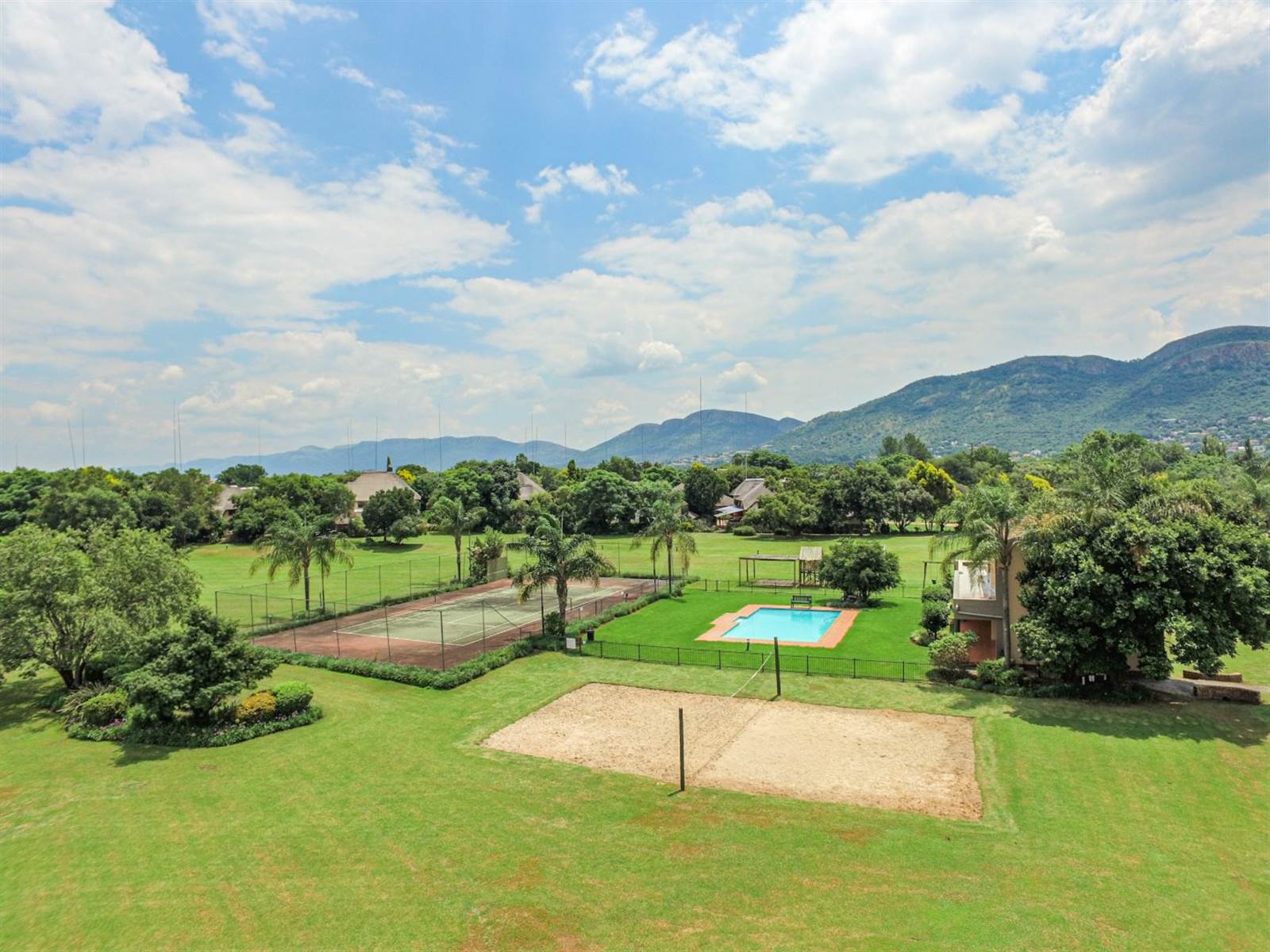 2 Bed Apartment in Hartbeespoort Dam photo number 18