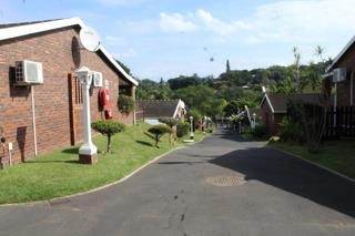 3 Bed Townhouse in Amanzimtoti photo number 2