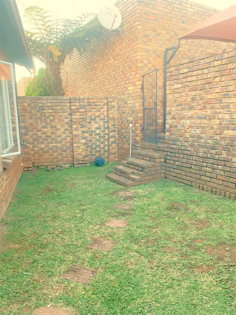 2 Bed Townhouse in Highveld photo number 4