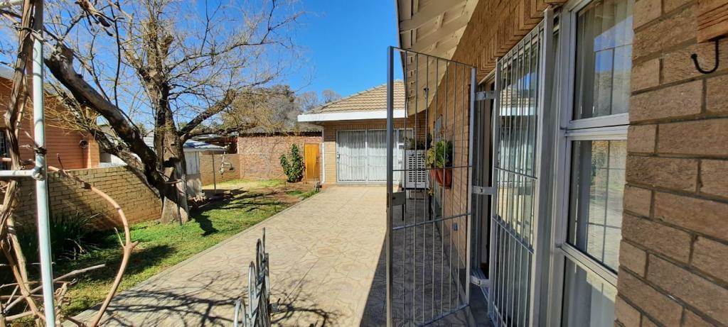 4 Bed House in Vryburg photo number 7