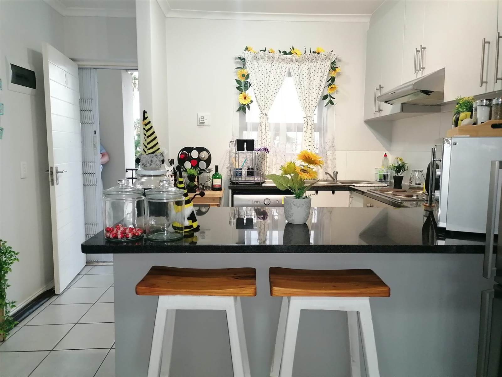 2 Bed Apartment in Northern Paarl photo number 4