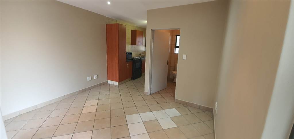 2 Bed Flat in Nelspruit Central photo number 4