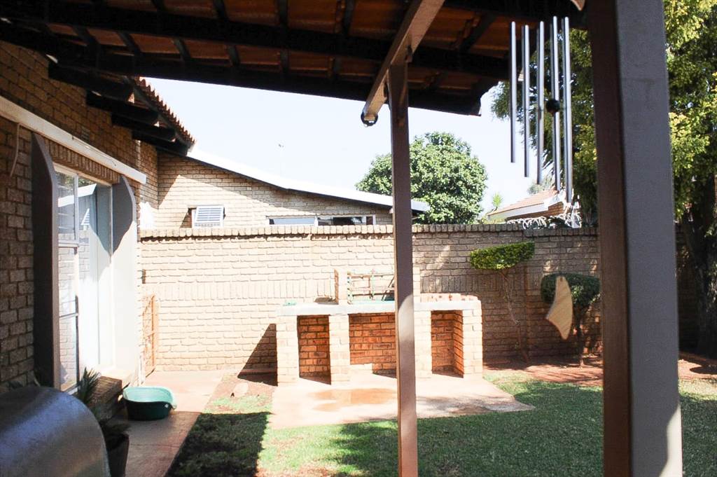 2 Bed Townhouse in Carletonville photo number 26