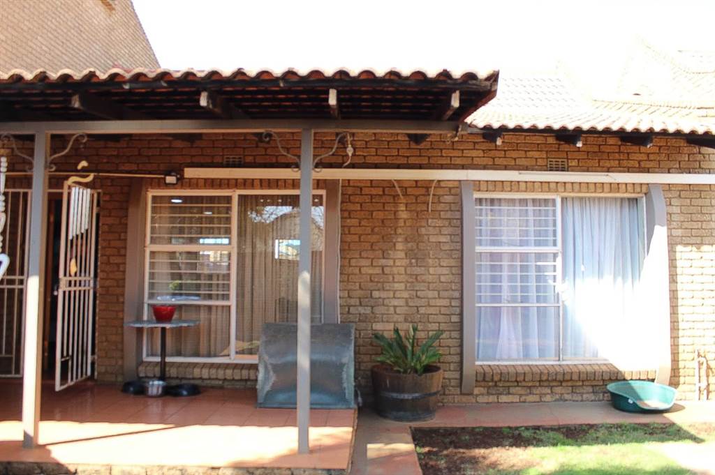 2 Bed Townhouse in Carletonville photo number 2