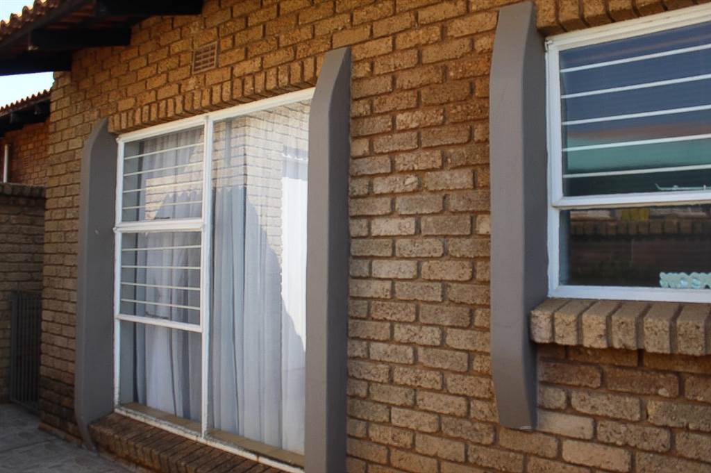 2 Bed Townhouse in Carletonville photo number 25