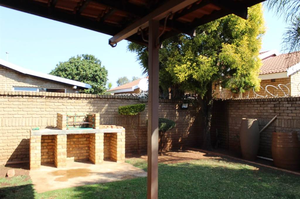 2 Bed Townhouse in Carletonville photo number 3