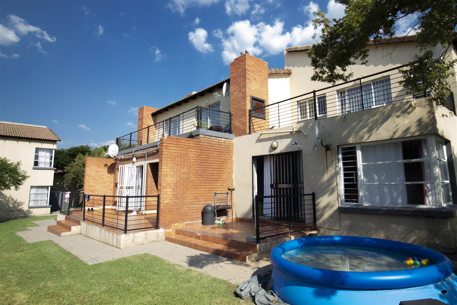 2 Bed Apartment in Ruimsig photo number 1