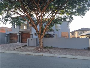 4 Bed House in Olievenhoutbosch