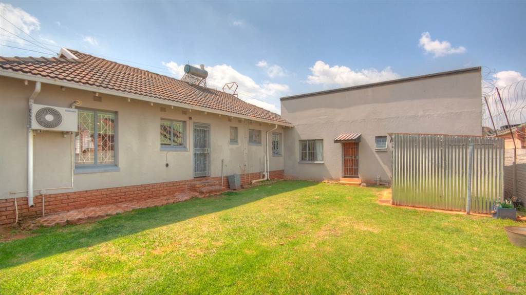 4 Bed House in Lenasia South photo number 19