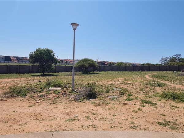 1020 m² Land available in Bendor Park