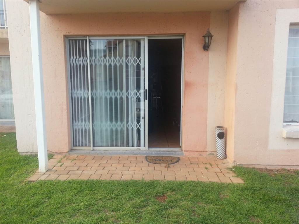 2 Bed Townhouse in Kleinfontein photo number 2