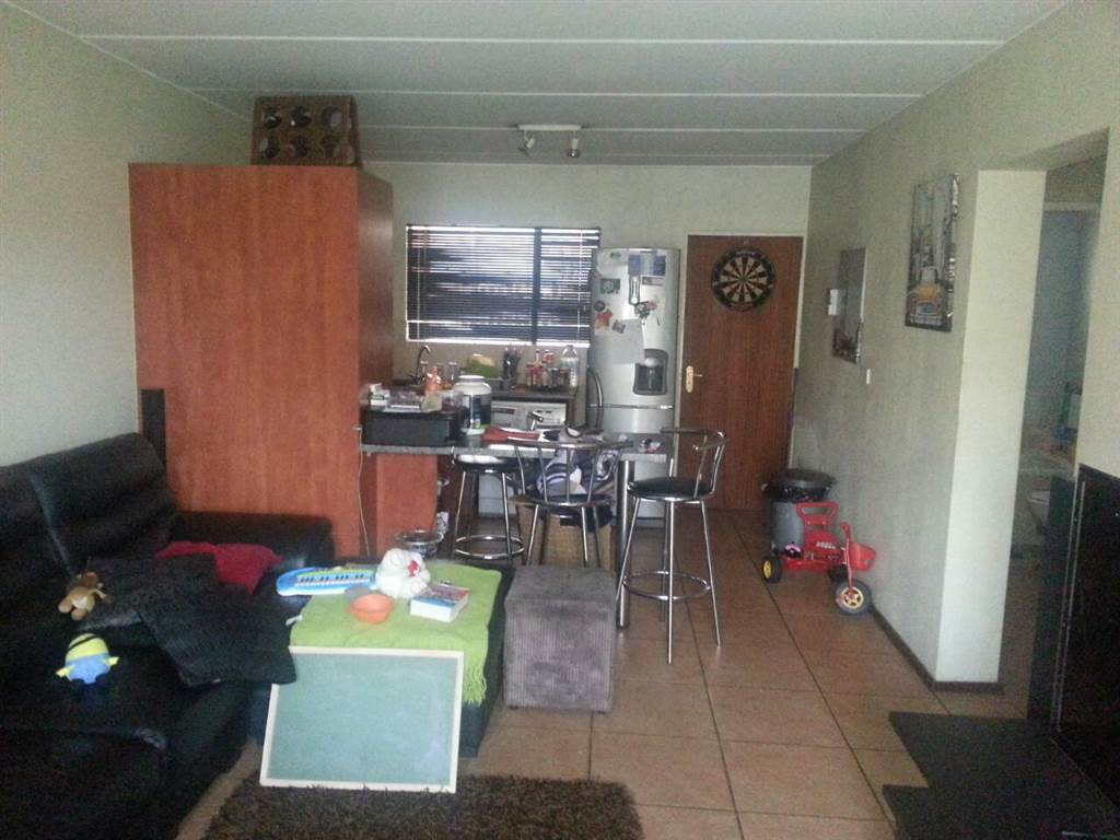 2 Bed Townhouse in Kleinfontein photo number 4