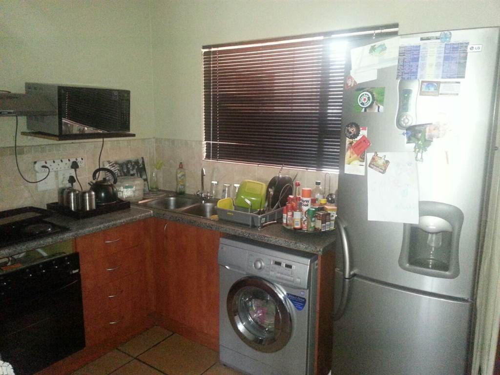2 Bed Townhouse in Kleinfontein photo number 5