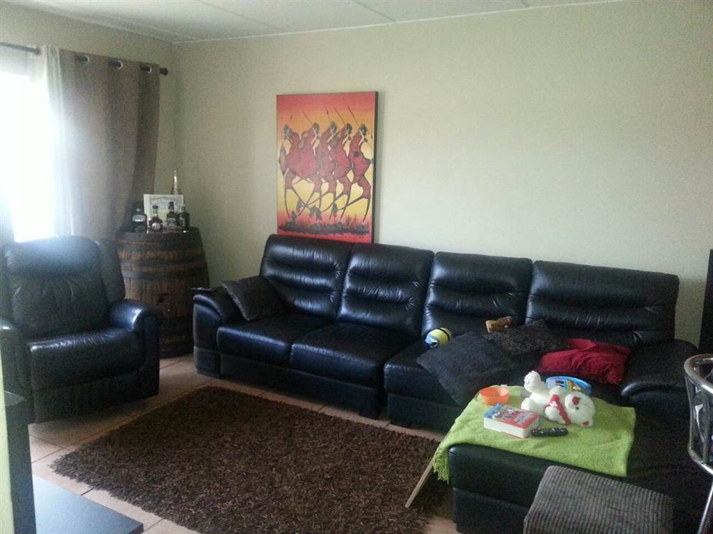 2 Bed Townhouse in Kleinfontein photo number 3