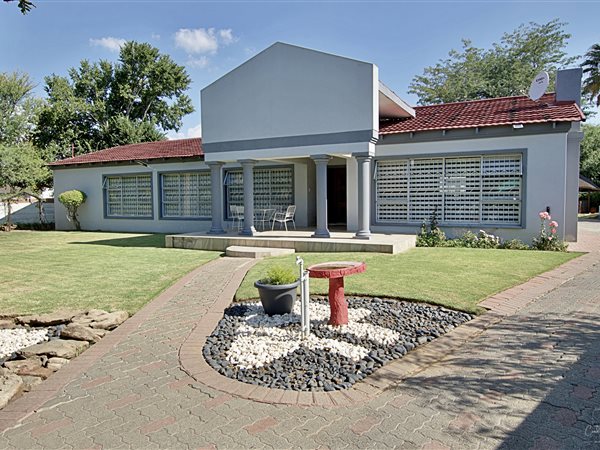 5 Bed House in Jim Fouche Park