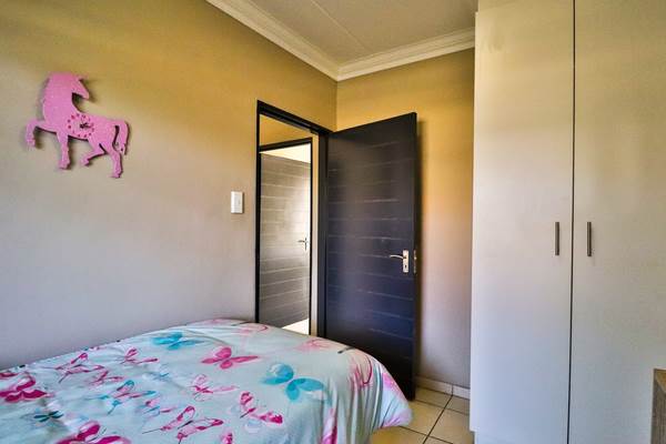 2 Bed Apartment in Soweto Central photo number 2