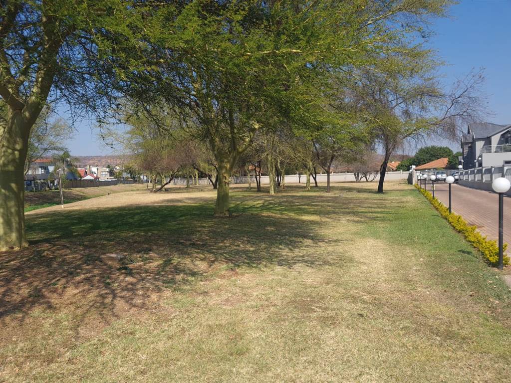 970 m² Land available in Zambezi Country Estate photo number 5