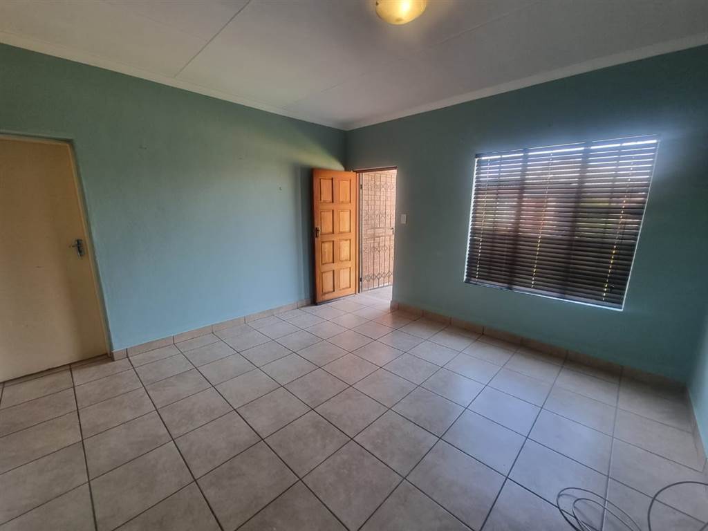 3 Bed Townhouse in Waterval East photo number 15